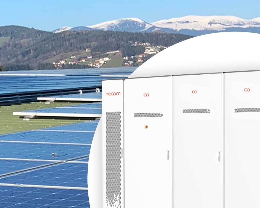 neoom Outdoor-Gewerbespeicher im Freien neben einer Freiflächen-Photovoltaikanlage