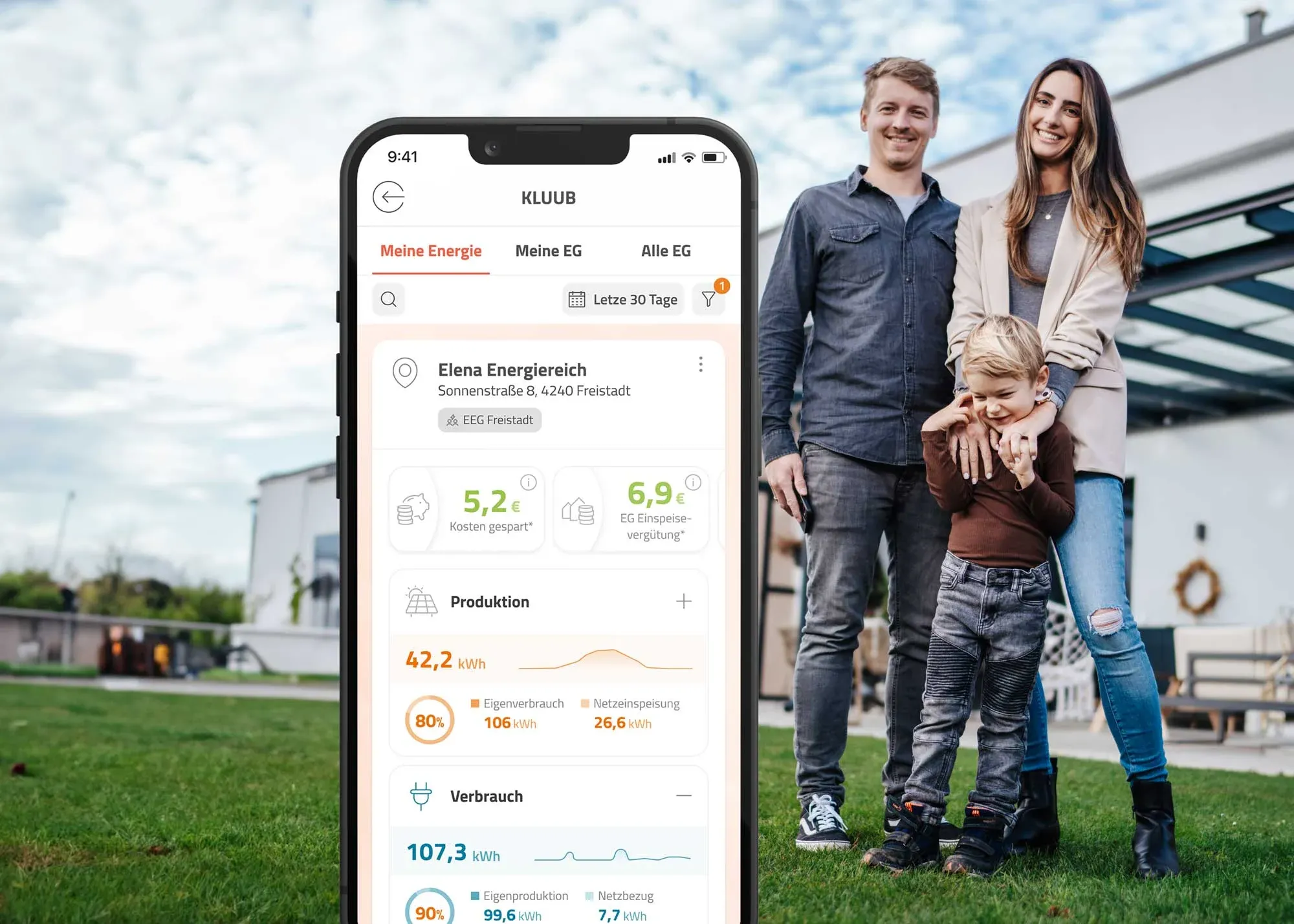 Familie nutzt die neoom App mit der KLUUB Ansicht Meine Energie