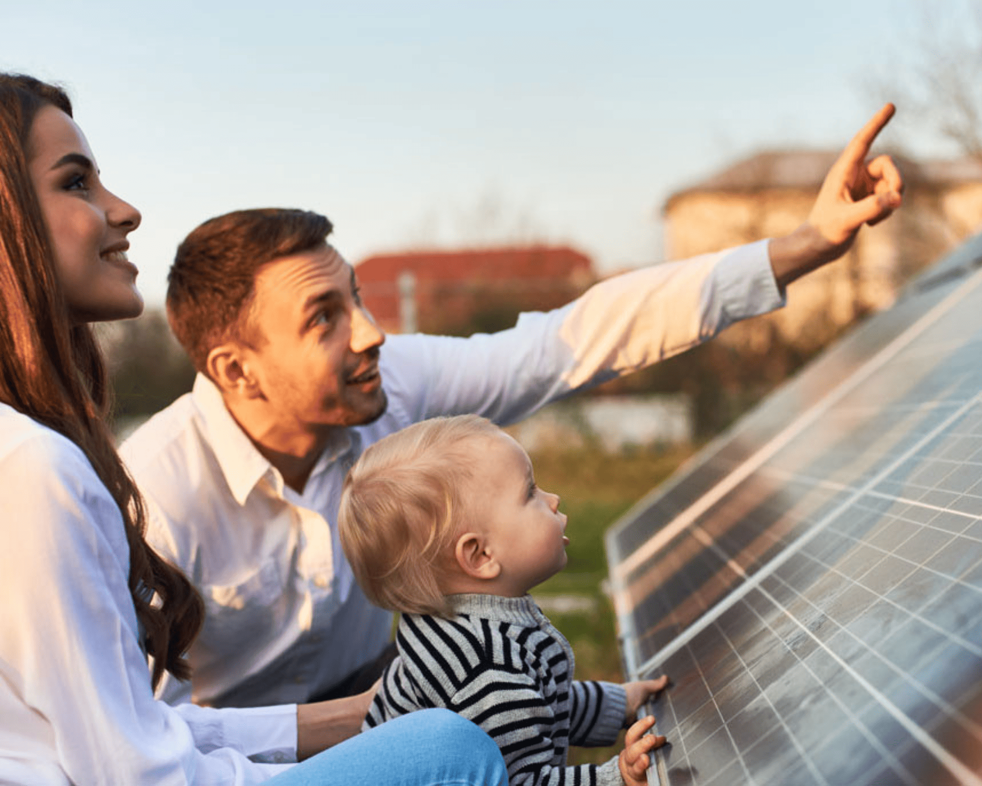 Eltern mit Kind und PV-Anlage
