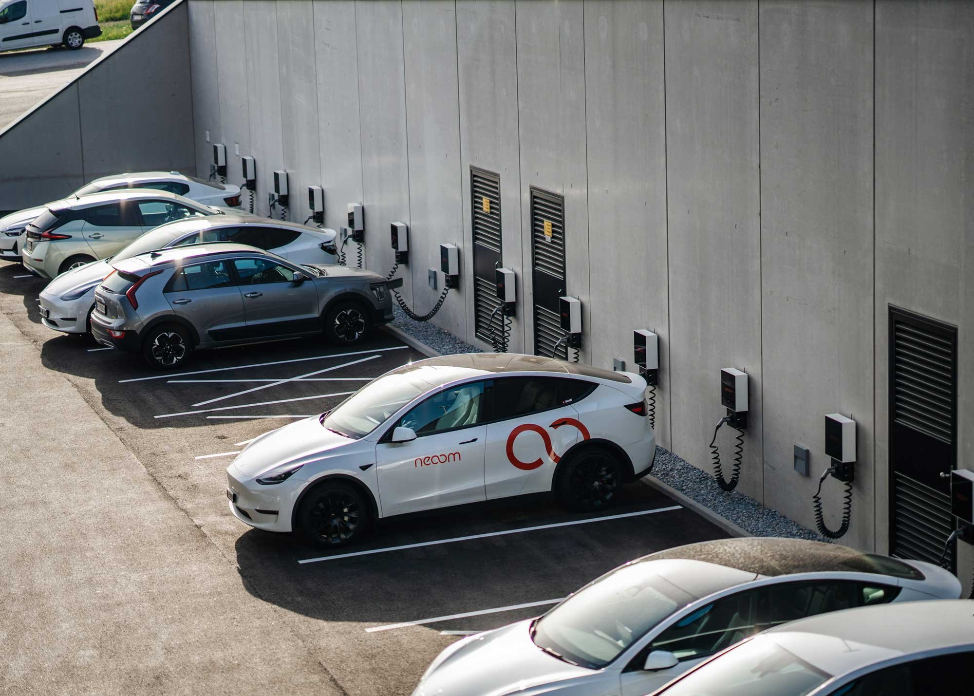 E-Fuhrpark mit neoom Wallboxen für Unternehmen