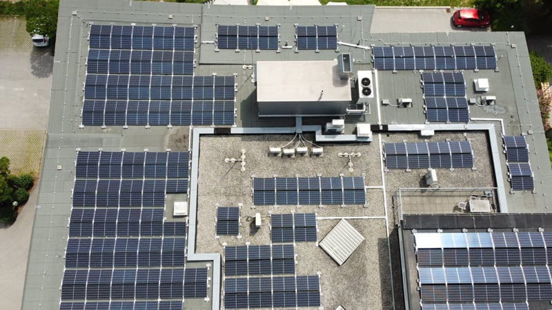 Photovoltaik am Dach von Kolm Moden Freistadt