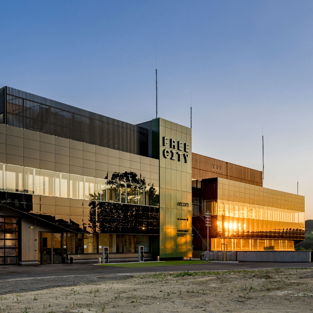 Free City Bürogebäude mit Photovoltaik Strom in der Außenansicht bei Sonnenuntergang