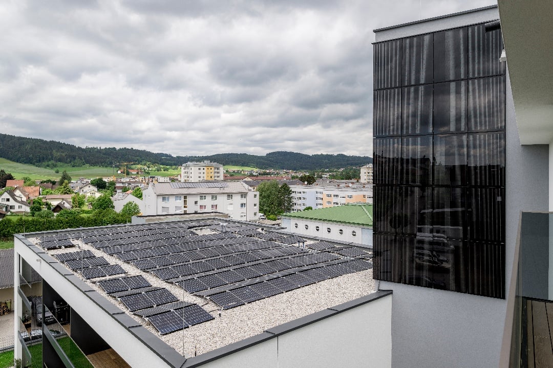 Photovoltaik auf Flachdach und Fassade