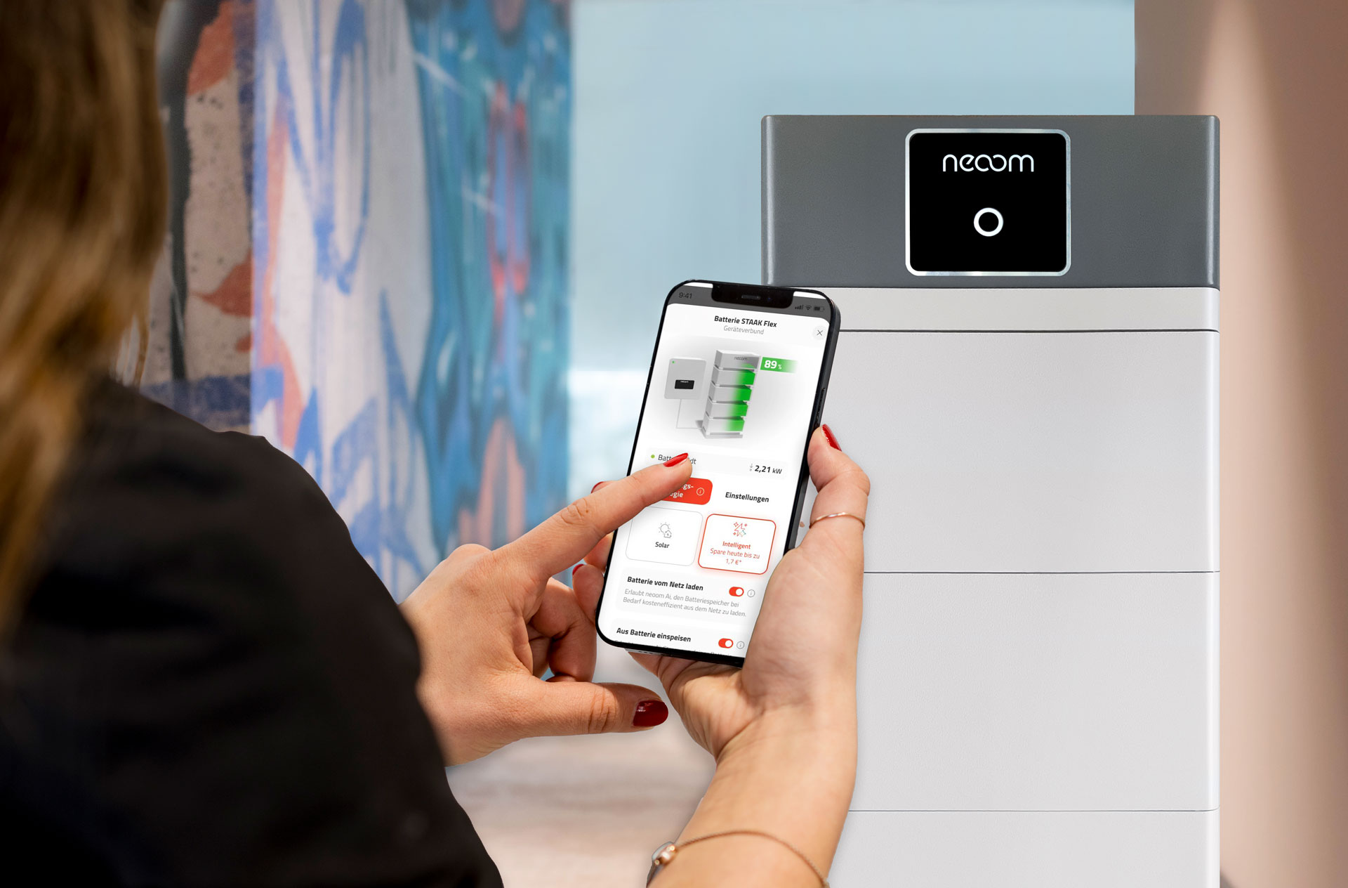 neoom_STAAK_APP_Mitarbeiter_Batterie-laden_1920w