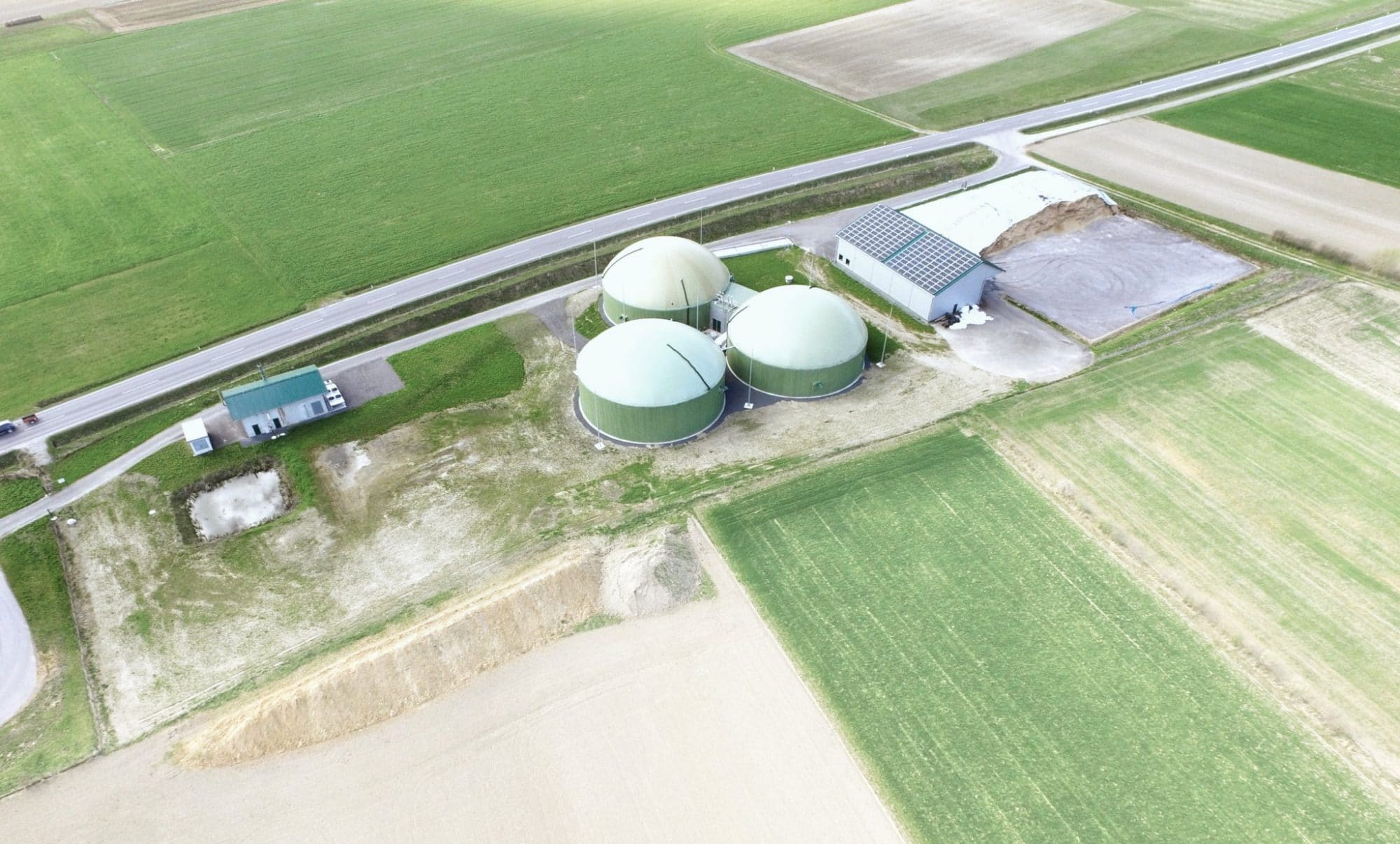 Die Biogas-Anlage Waidhofen wird mit dem neoom BLOKK Gewerbespeicher ergänzt