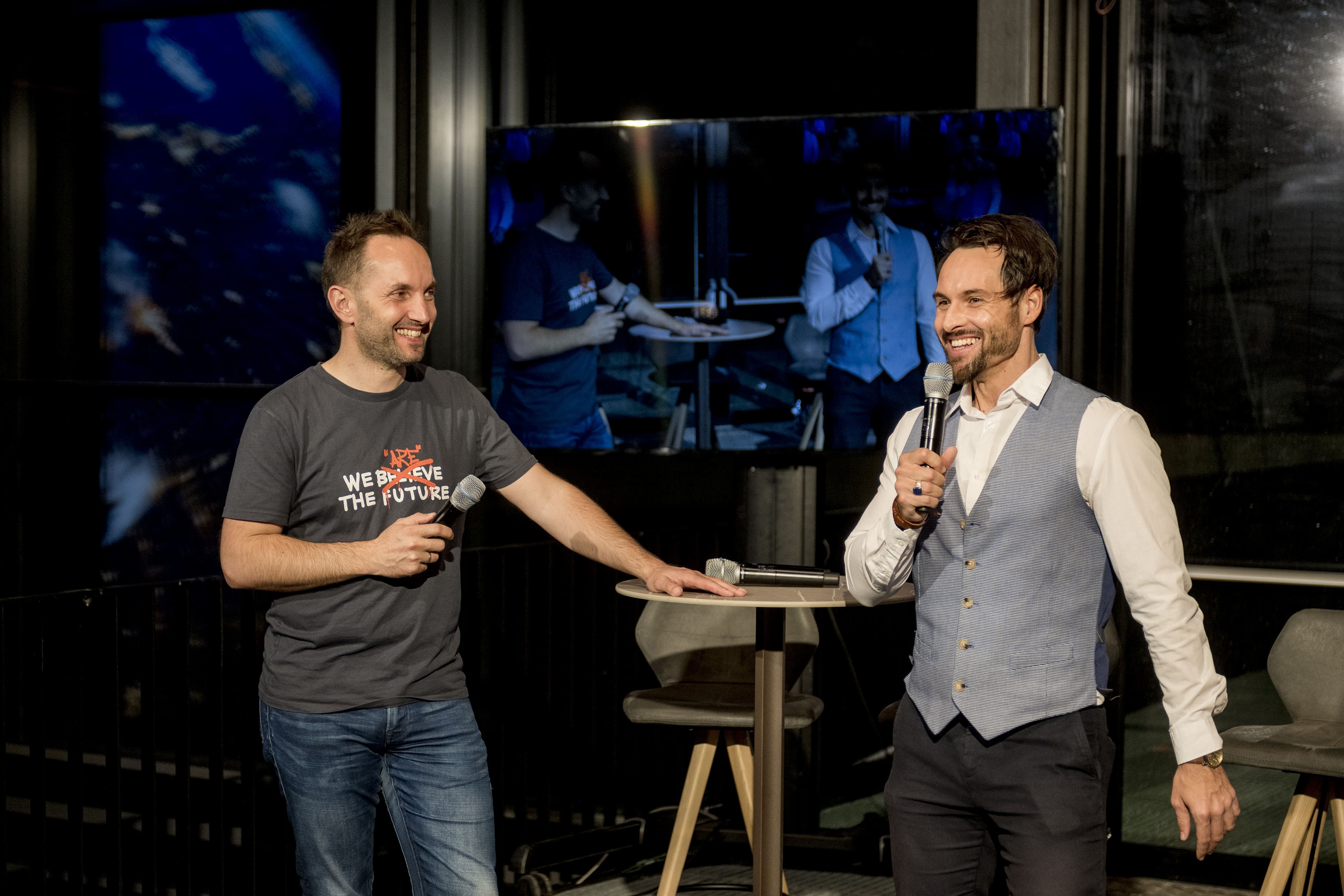 neoom CEO & Founder Walter Kreisel und Moderator Mathias Gruber